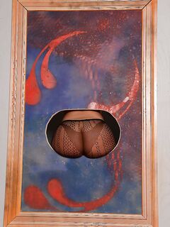 Блондинка Julie Cash голышом примеряет фон картины для своей задницы секс фото и порно фото