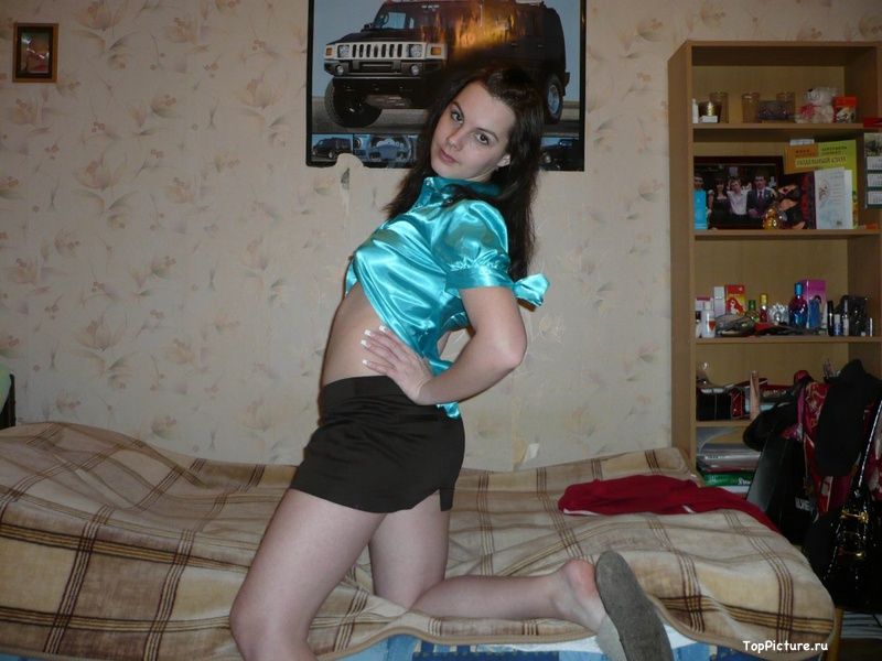 19 летняя россиянка выложили домашнее НЮ в сеть секс фото и порно фото