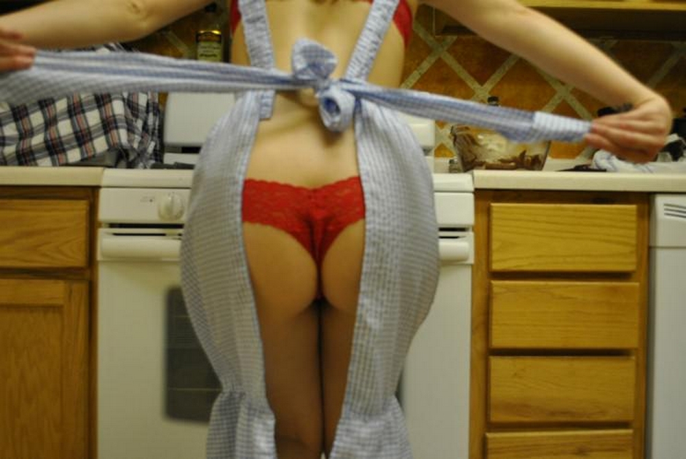 Стройная домохозяйка раздевается на кухне секс фото и порно фото