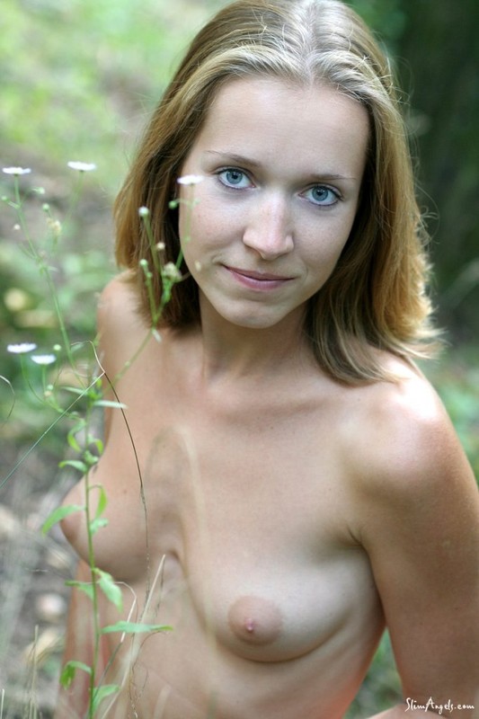Русская телка с серыми глазами раздевается на лавке в лесу секс фото и порно фото