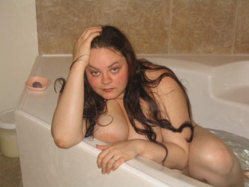 Жирные мамки с огромными сиськами моются в домашних ваннах секс фото и порно фото