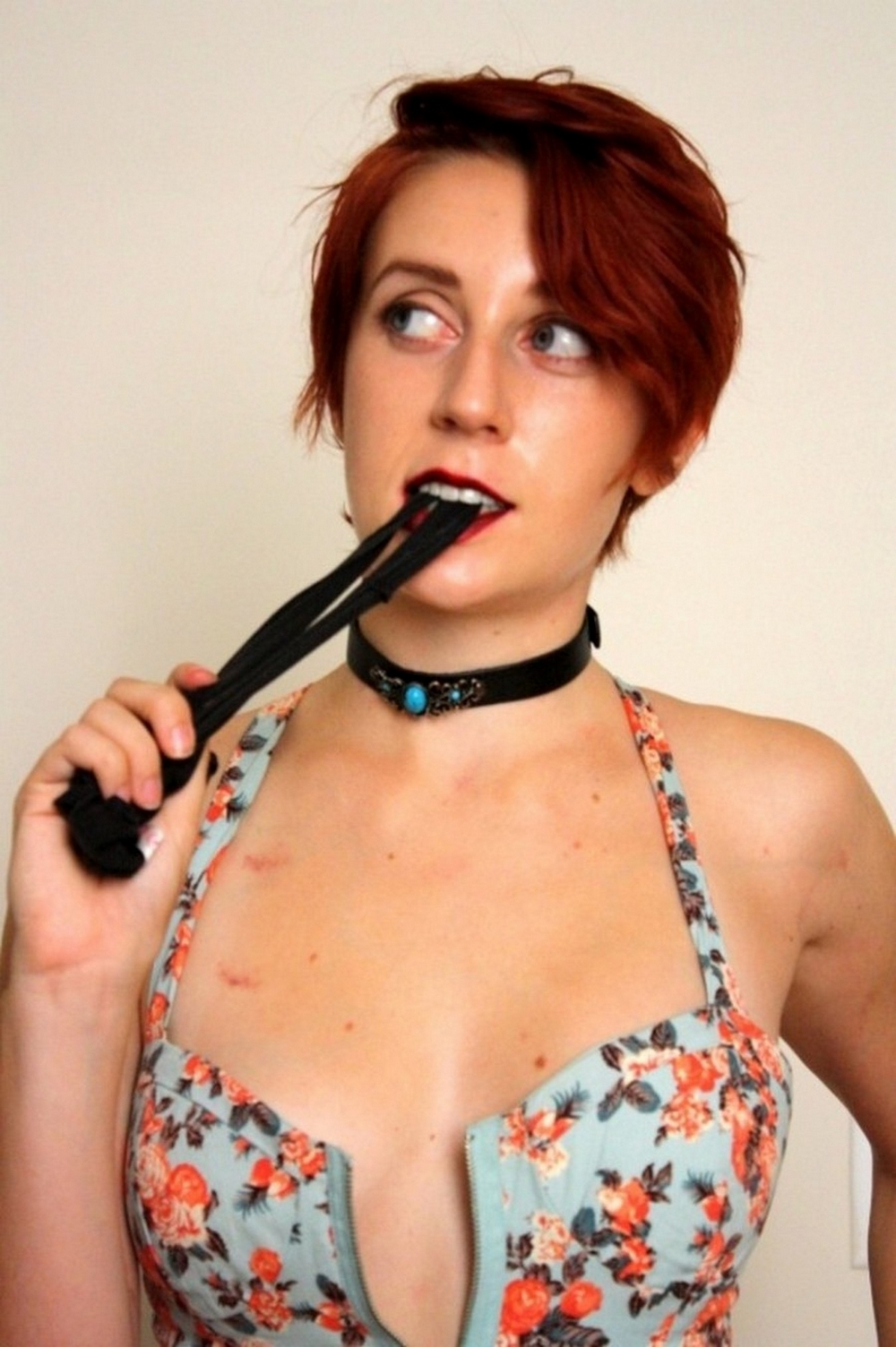 Рыжая блогерша с короткими волосами хвастается стройными ножками секс фото и порно фото