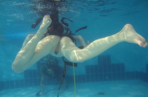Голые киски девушек в бассейне под водой секс фото и порно фото